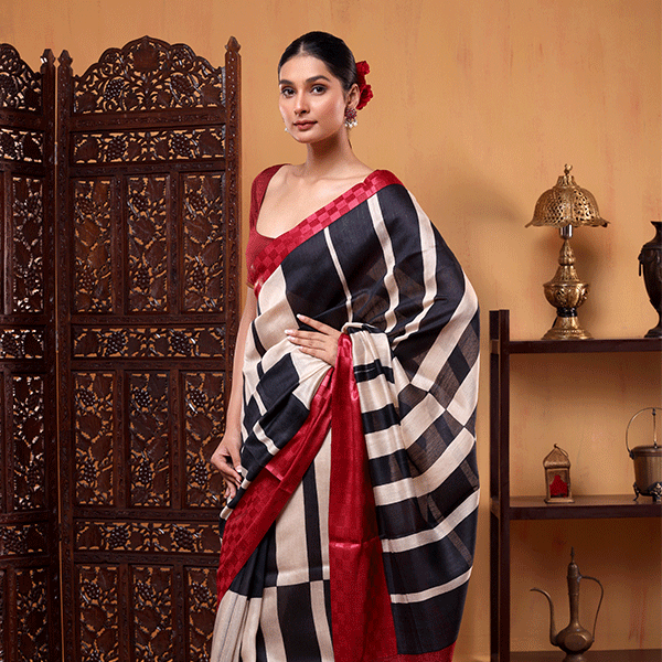 Detailed view of the vibrant, self-contrasting fuschia pink border and pallu design on the light ivory Munga cotton silk saree.