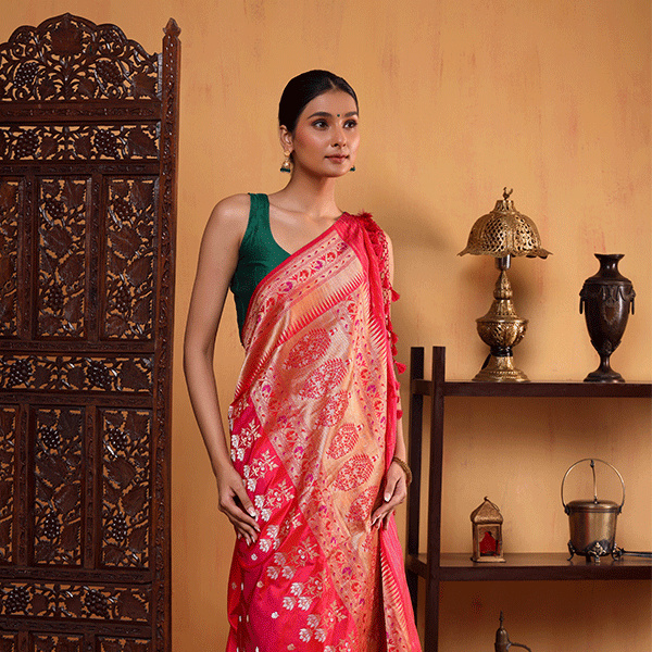 Detailed view of the rich, heavy weave gold zari pallu on the royal magenta handloom Katan silk saree, highlighting the authentic Banaras craftsmanship.