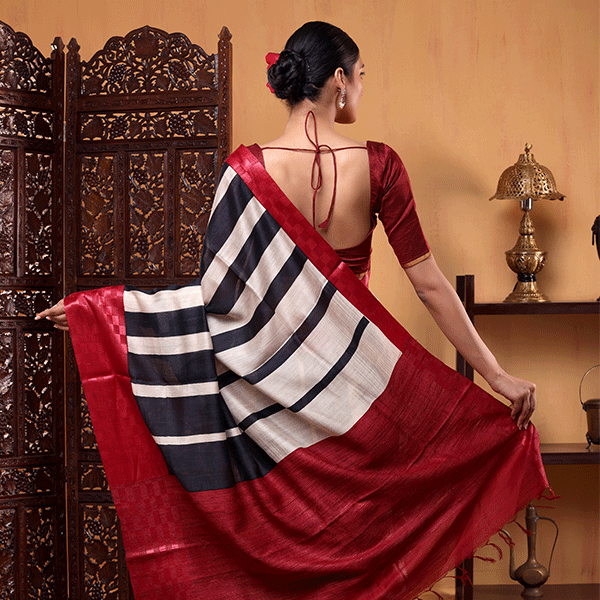 The 1-meter unstitched complementary blouse material accompanying the handwoven Fuschia Horizon Munga cotton silk saree.