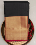 High-quality texture of pure silk fabric for this luxury handwoven saree.