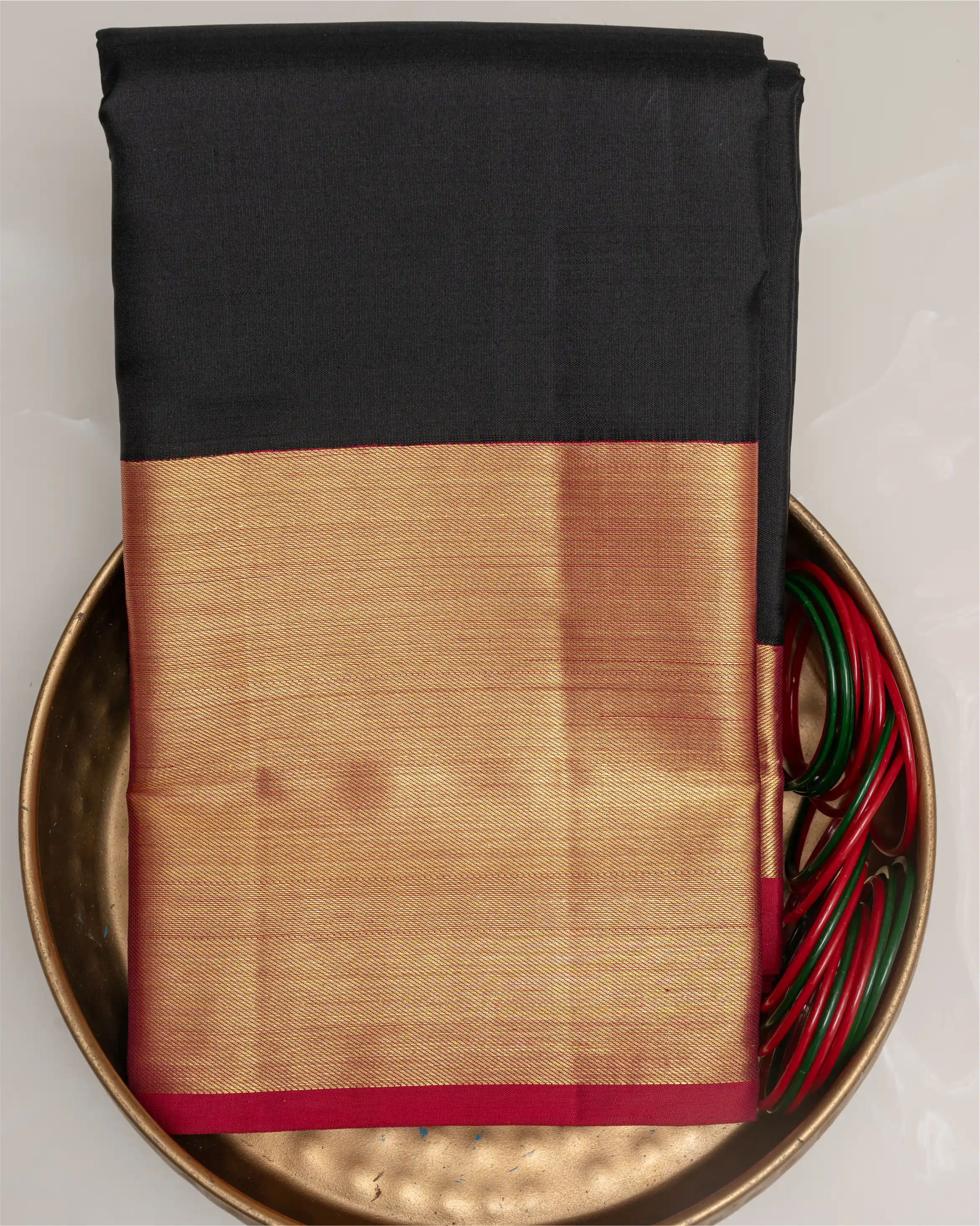 High-quality texture of pure silk fabric for this luxury handwoven saree.