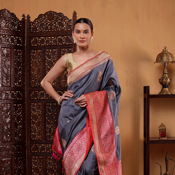 Close-up of the 1-meter unstitched pure silk blouse fabric featuring a matching border included with the Twilight Radiance saree.